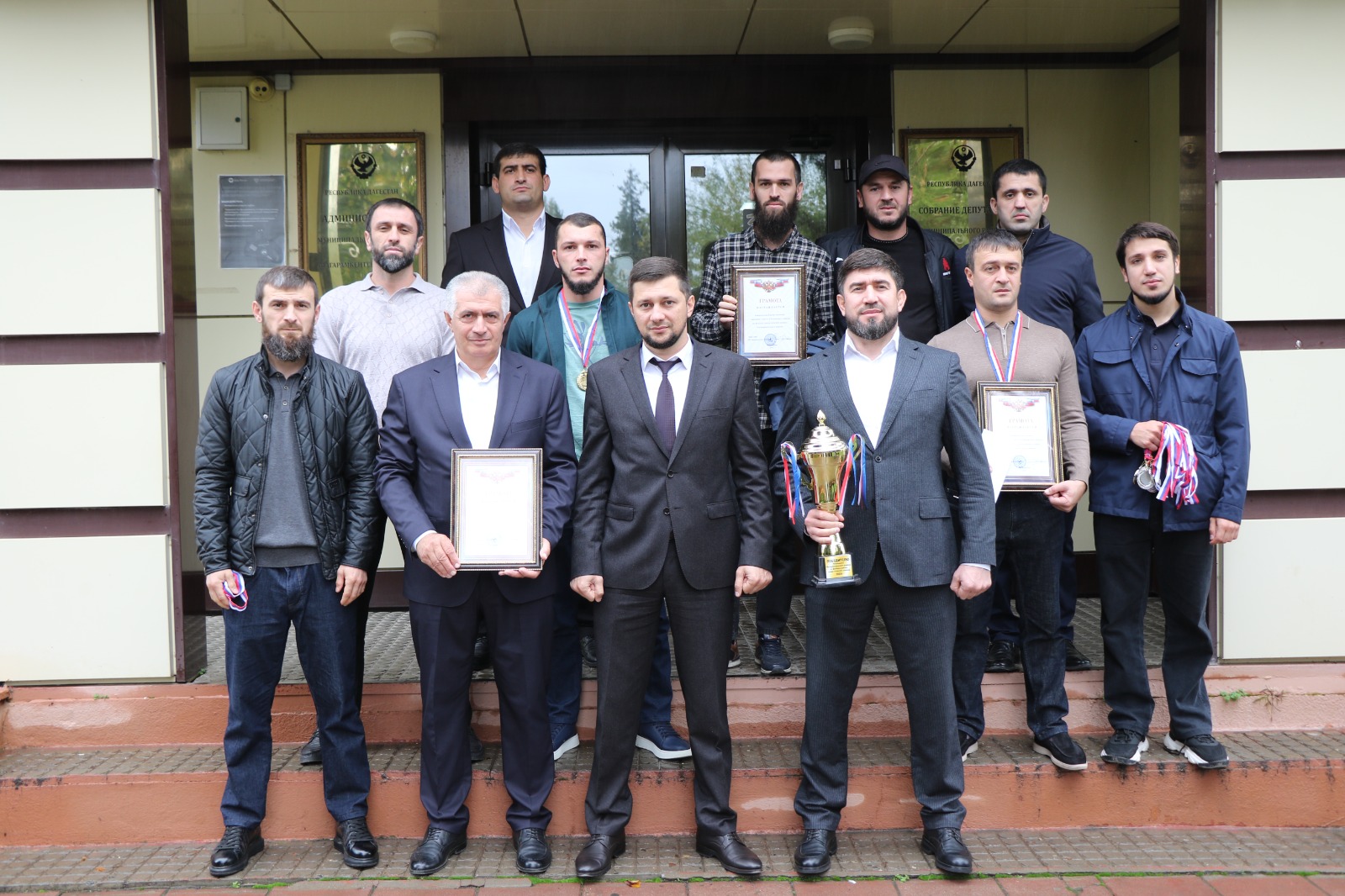 Нариман Эфендиев в администрации Магарамкентского района  наградил победителя и призёров чемпионата района по футболу среди сельских команд..