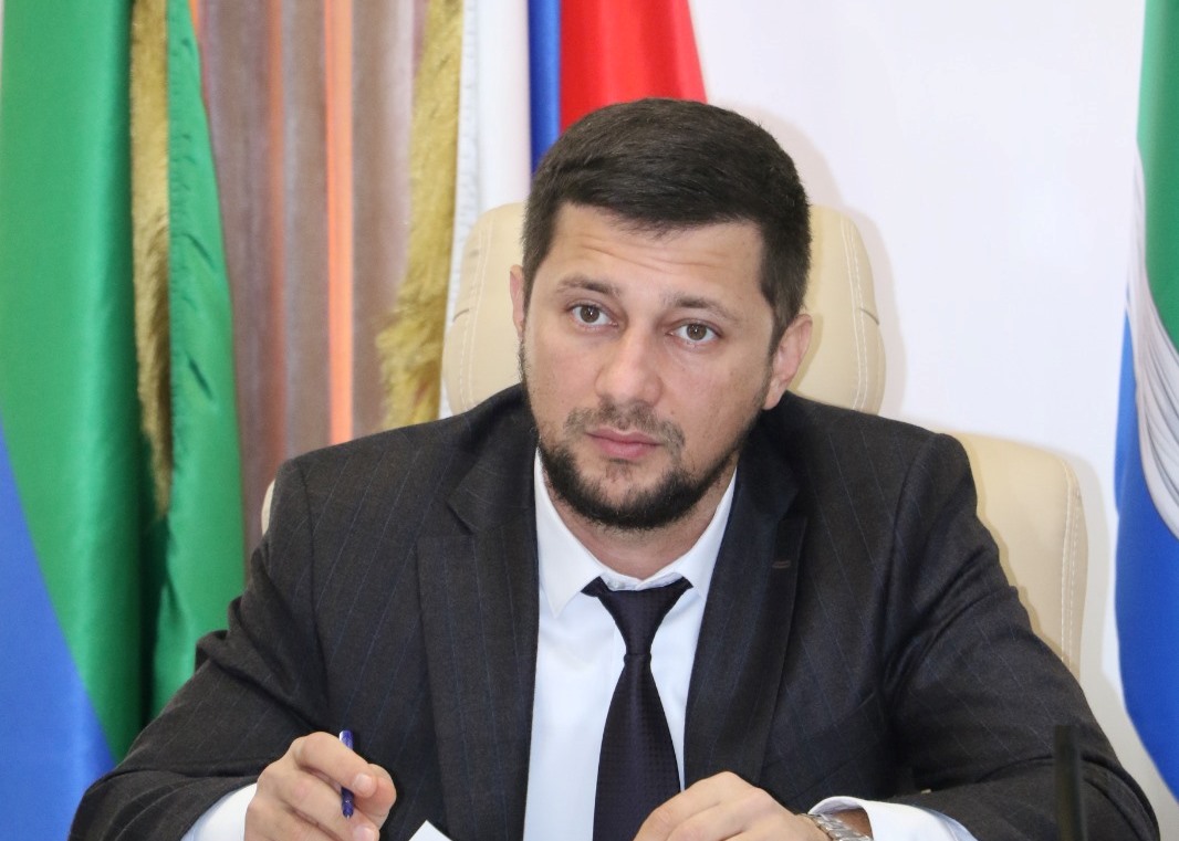 Временно исполняющий полномочия главы Магарамкентского района Нариман Эфендиев провёл личный приём граждан..